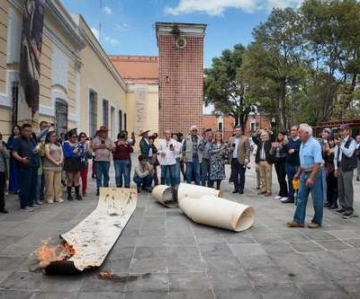 Pintor-Teodulo-Romulo-quema-una-obra-frente-al-Museo-de-Arte-de-Tlaxcala-en-protesta-por-falta-de-apoyos