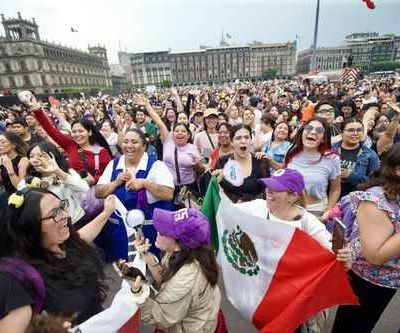 BTS-saluda-a-sus-fans-desde-un-balcon-de-Palacio-Nacional-Sheinbaum-los-acompano