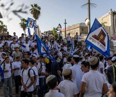 Ultranacionalistas-corean-muerte-a-los-arabes-en-la-marcha-del-Dia-de-Jerusalen-Ben-Gvir-iza-la-bandera-en-Al‑Aqsa