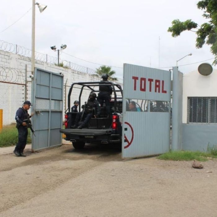 Brindan-asistencia-juridica-a-madre-de-menor-fallecido-durante-rina-en-penal-de-Mazatlan