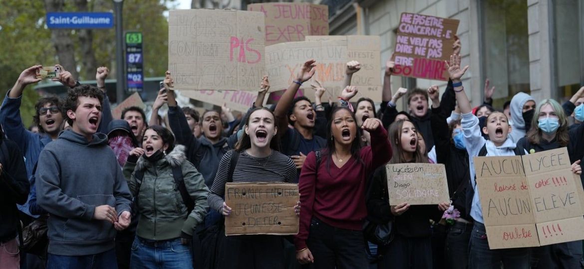 Francia-suspende-granadas-aturdidoras-en-protestas-estudiantiles-tras-lesion-de-un-menor