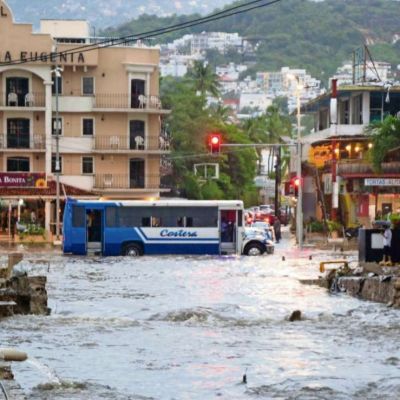 Huracan-Simon-provoca-inundaciones-deslaves-y-cortes-de-luz-en-Acapulco