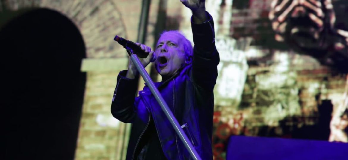 Iron-Maiden-enfrenta-la-lluvia-y-hace-cantar-a-sus-fans-en-el-Estadio-GNP-Seguros