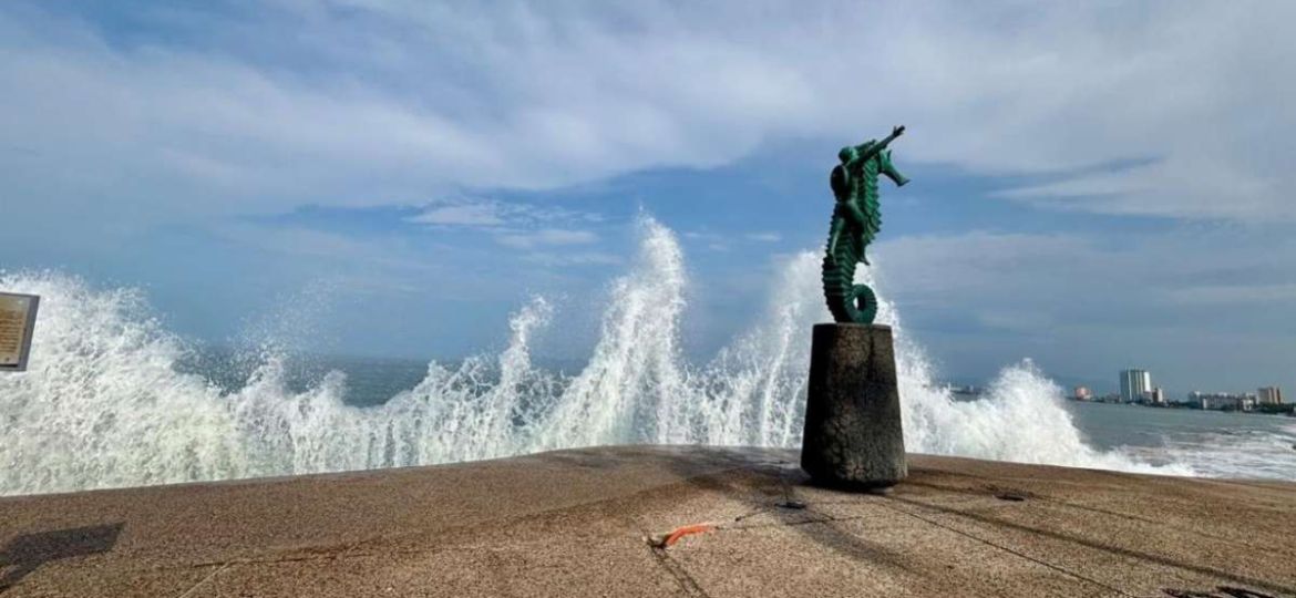 Puerto-Vallarta-se-prepara-para-el-impacto-del-huracan-Simon-entre-oleaje-elevado-y-zonas-acordonadas